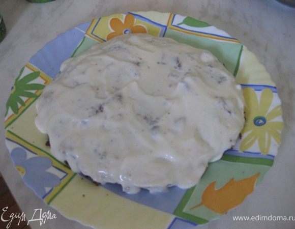 Основу смажьте достаточно большим количеством крема из сметаны и сахара (не делайте крем сразу из всей сметаны, оставьте примерно 300 г. для поливки сверху)