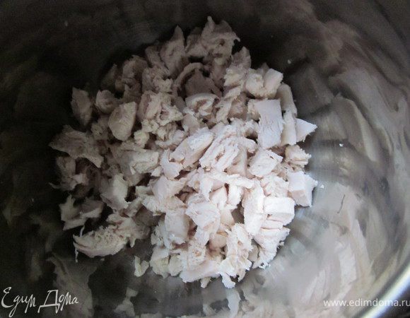 Куриное филе отварить, остудить и порезать кубиком.