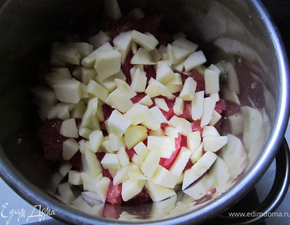 Яблоко очистить, порезать кубиком.