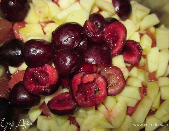 Черешню порезать пополам и удалить косточку.