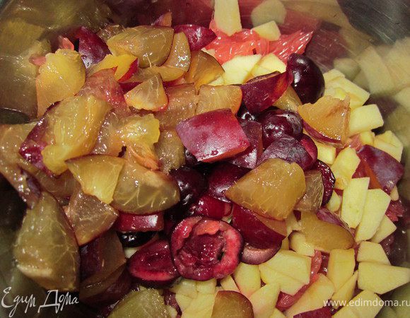 Сливу разрезать, удалить косточки, порезать небольшим кубиком.