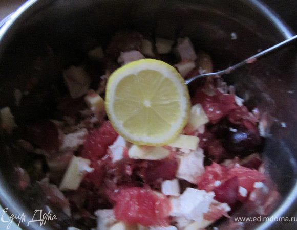 Полить салат соком лимона, хорошо перемешать. 