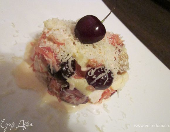 Добавить 2 столовые ложки майонеза, слегка перемешать. Салат готов! Выложить на середину тарелки с помощью кулинарного кольца. Сверху на салат потереть сыр и украсить ягодкой черешни. Приятного аппетита!