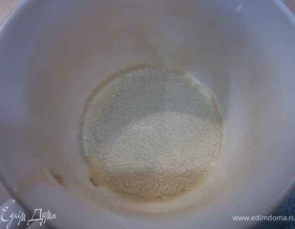 Дрожжи развести в теплом молоке  с растворенной 1 ч ложкой сахара.