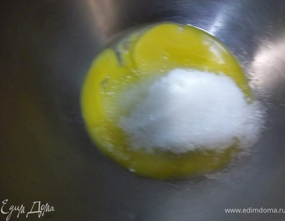 Растереть сахар с желтками 