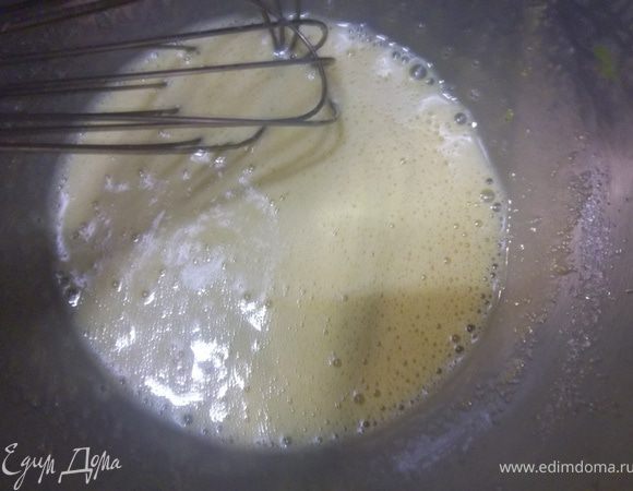 Влить дрожжевую воду, размешать.