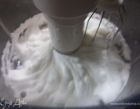 Взбить в пену белки и посолить. 