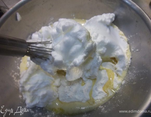 В муку влить получившуюся массу, масло, взбитые в пену белки и посолить. Все перемесить.