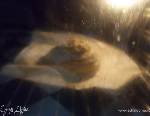 От теста отрезать 100г. Из остатка сформировать шар и положить на противень, застеленный пергаментом.
Шар смазать водой (лучше при помощи кондитерской кисти).
Из отрезанного теста слепить украшения (цветы, косы, решетки, листья) и расположить их на каравае.
Так как поверхность каравая смазана водой, то украшения сразу прилипнут. При высыхании поверхности, нужно ее периодически увлажнять.
Украшения сверху тоже сразу смачивать, иначе на них образуется корка.
Готовый каравай оставить до увеличения его в 3 раза (в теплом помещении и при хороших дрожжах каравай вырастет к окончанию его украшения).
Поверхность готового каравая смазать желтком, размешанным с ложкой воды.
Духовку нагреть до t=200°С.