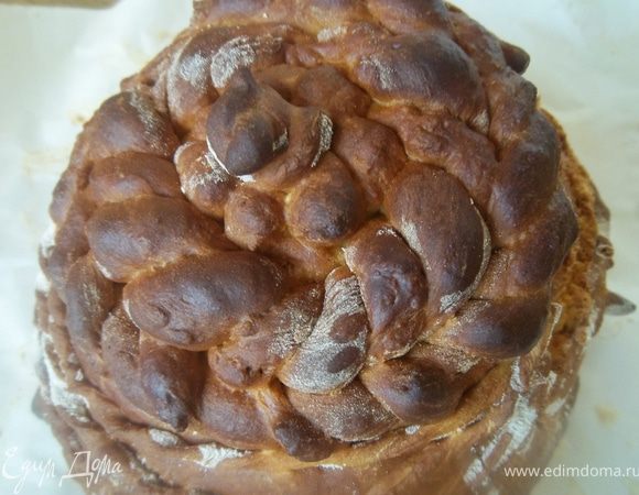 Противень с караваем поставить в духовку на нижний уровень.
Когда верх каравая слегка зарумянится, духовку осторожно приоткрыть, каравай накрыть фольгой, температуру уменьшить до t=180°С и выпекать до готовности (1 час~1 час 20мин).
Во время выпекания каравай нельзя тревожить - трясти, распахивать духовку, Иначе каравай опадет.
Духовку выключить, дверцу приоткрыть и слегка остудить каравай (~15мин), не вынимая из духовки.
Каравай вынуть, переложить на блюдо, застеленное бумажными салфетками (иначе низ подмокнет), смазать сливочным маслом или подслащенной водой. Сверху положить бумажные салфетки и закрыть полотенцем. Оставить каравай "отдыхать" на ночь.