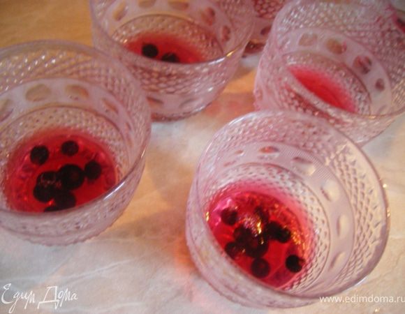 В стаканчики ( у меня изначально было 6 шт)кладем фрукты/ягоды, делаем желе для торта по инструкции и заливаем...