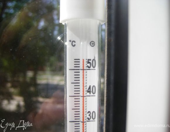 Ни в коем случае пока ни ставим стаканчики в холодильник, это желе интересная штука оно схватывается почти моментально даже при комнатной +28, а за окном   у меня в это время... 