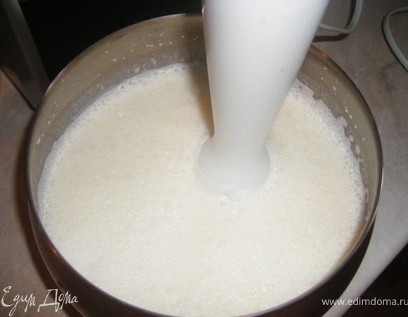 Делаем два других слоя. Маскарпоне, сливки, сахар( кол-во на ваш вкус) взбиваем мискером. Делим пополам.Одну часть отправляем  пока в холодильник. 