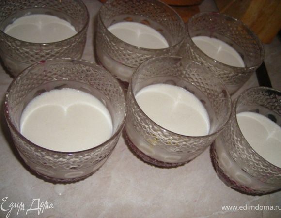 В 150 мл молока/воды замачиваем 15 гр желатина. Разбухший желатин ставим на 30 сек в микроволновку, достаем , помешиваем, и еще 30 сек( главное чтобы не кипел). Если растворился плохо, через сито. Смешиваем аккуратно с полученной массой и равномерно разливаем. И отправляем в холодильник.У меня схватилось за приблизительно 30-40 минут.