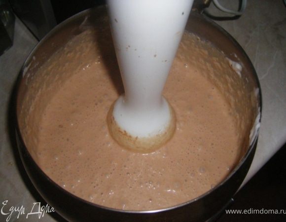 Делаем третий слой. Замачиваем желатин  15 гр в 150 мл молока/воды. Достаем оставшуюся массу из холодильника , вводим туда какао и кофе, взбиваем до полного растворения, вводим растворенный желатин, разливаем. Я не правильно посчитала кол-во продукта, в итоге последней массы мне хватило на 4,5 стакана. Вот почему до финала дожило 4. Зато на оставшихся двух я отработала технику вынимания желе )))