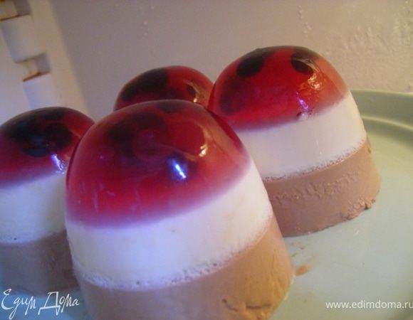 За этот этап я боялась больше всего. Как вынуть, да еще расставить. Была мысль погреть их феном в перевернутом виде ...))) Ну в общем почитав опыт других , решила ничего не изобретать. По одному доставала из холодильника,аккуратно проходилась по краю желе ножиком, а потом ставила в горячую воду сначала на 30 сек, трясла , если не вылетал ставила еще на 30 сек. Вылетели все отлично. Два недоделанных были моментально съедены)))