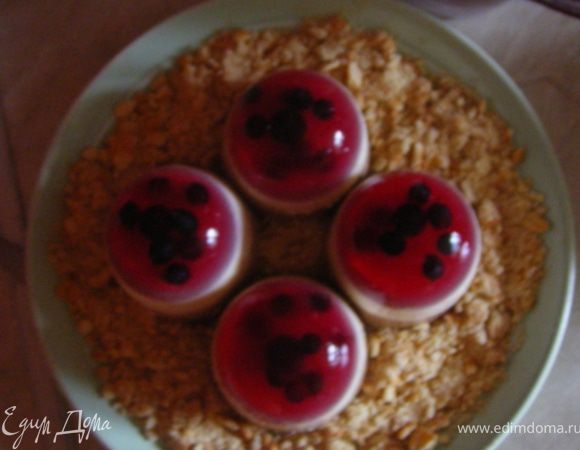 Ну маскарпоне без печеньки... это как ...без ... и т.п. Печеньки толкем и аккуратно посыпаем. И завершающий шаг - кислинка, у меня ягода смородина, посыпаем сверху печеньки )))