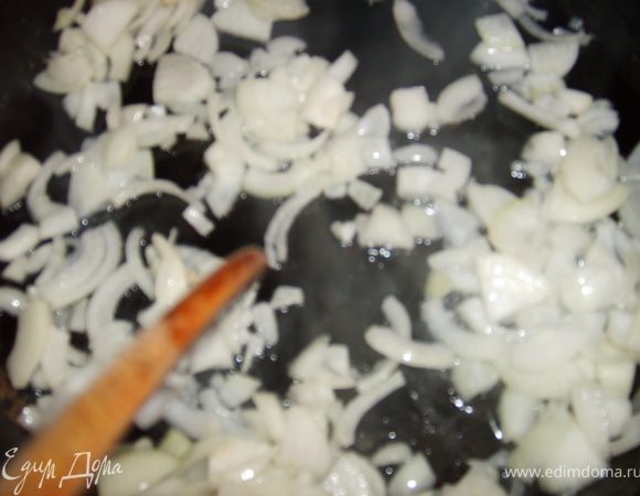 В сковороде обжарить лук в масле, пока он не станет прозрачным.