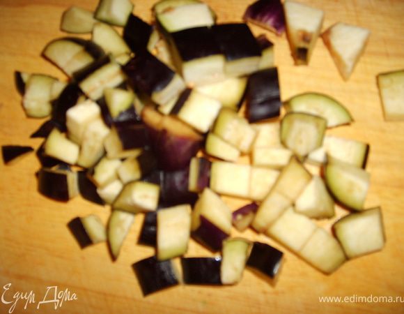 Баклажаны порезать на кубики, добавить к луку и чесноку