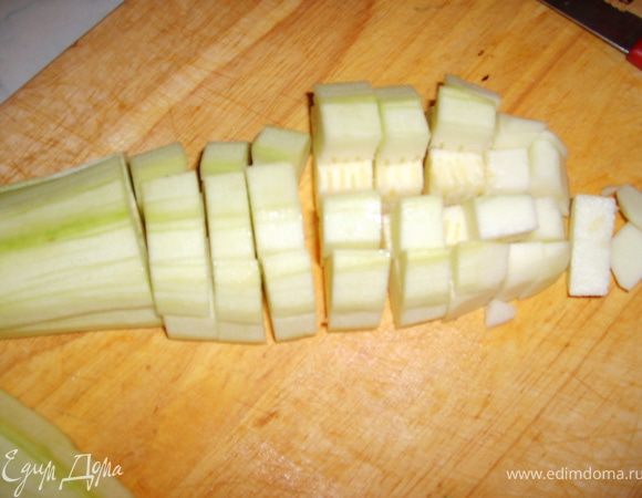 Кабачки очищаем от кожуры и также режем кубиками и добавляем к овощам 