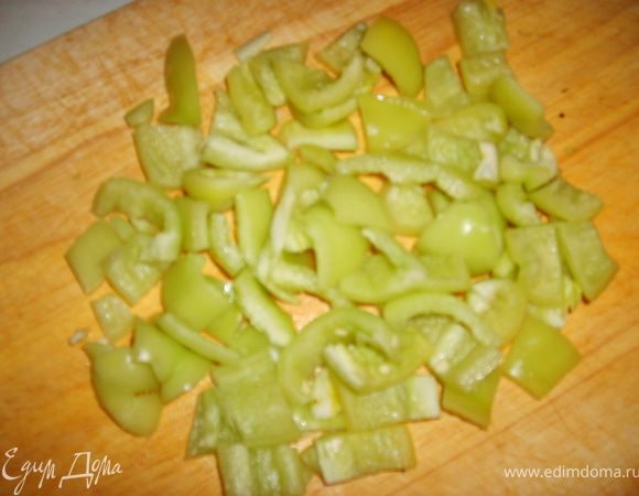Перец очищаем и режем кубиками и отправляем туда же