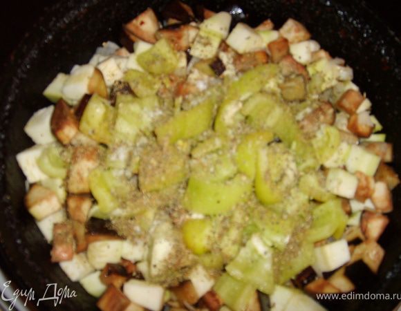 Приправить солью, перцем, травками, накрыть крышкой и тушить на медленном огне 15 мин.