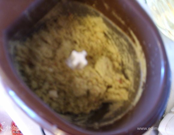 Пока тушатся овощи приготовим крамбл; для начала я измельчила миндаль в кофемолке