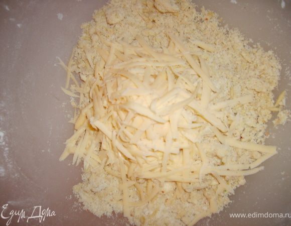 В муку добавила сыр и перемешала, добавила масло и миндаль и снова все перетерла в крошку))