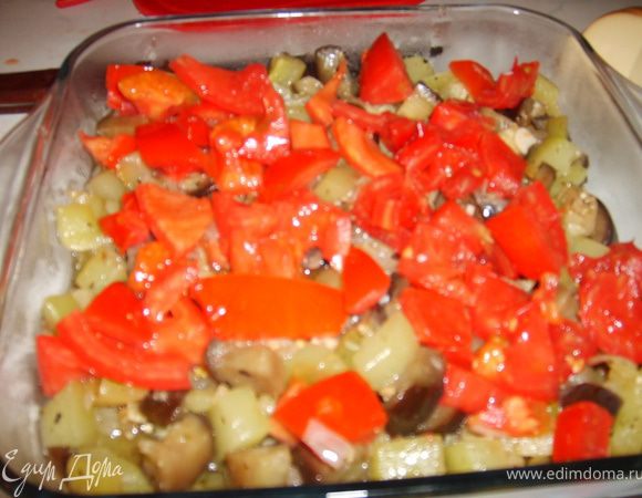 Сверху укладываем нарезанные кубиками помидоры