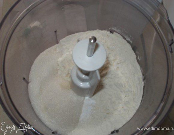 Муку и сахар смешать. 