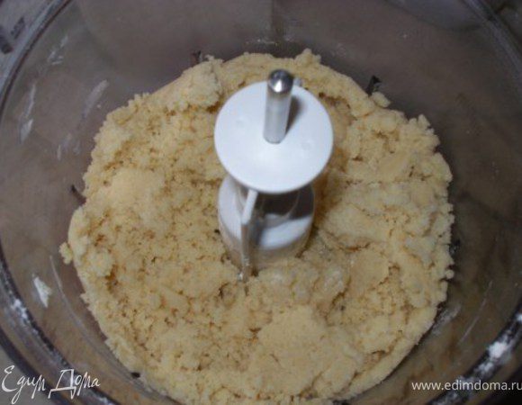 Добавить масло, перемешать до "зернистого" состояния.
