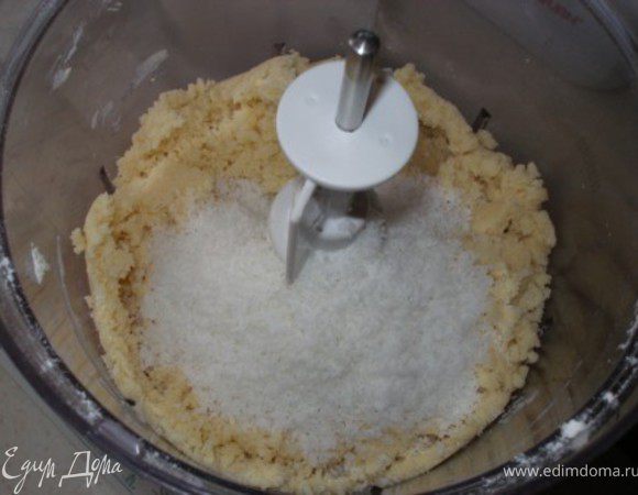 ДОбавить кокосовую стружку. 