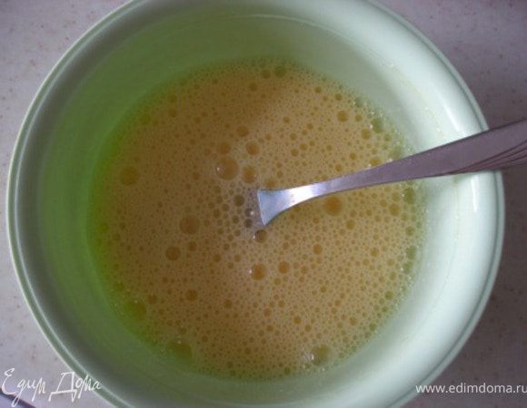 ДОбавить взбитые яйца, хорошо перемешать. 