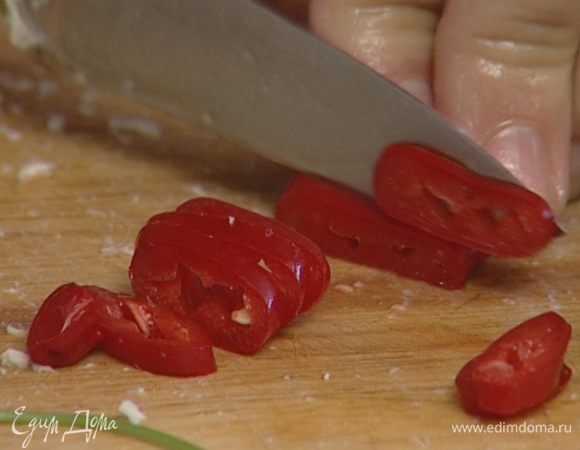 Перец чили, удалив семена, нарезать кольцами.