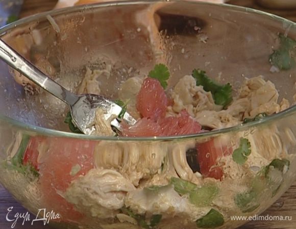 Добавить кунжутное и растительное масло, соевый соус, сок и мякоть грейпфрута и еще раз перемешать.