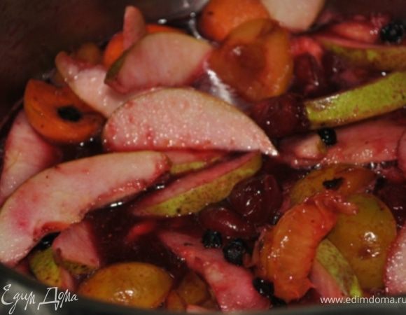 Сложите фрукты в кастрюлю, добавьте сахар и уксус (лимонный сок), варить на медленном огне до тех пор, пока фрукты не выделят свои соки. Перелейте смесь в жаростойкую форму.