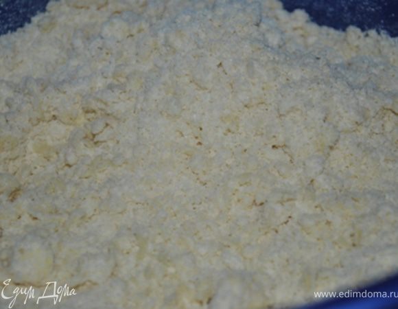 Масло смешайте кончиками пальцев с мукой. Должна получиться смесь, похожая на хлебные крошки.