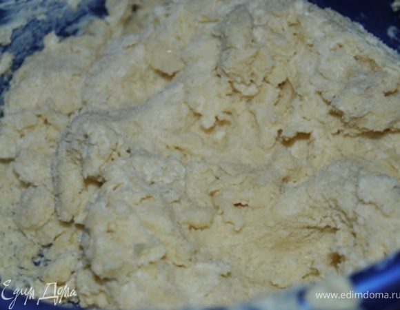 Добавьте пахту (сметану) и замесите не тугое тесто