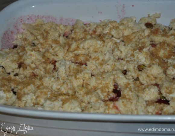 Порвите тесто на кусочки и хаотично распределите поверх фруктов. Посыпьте сахаром.