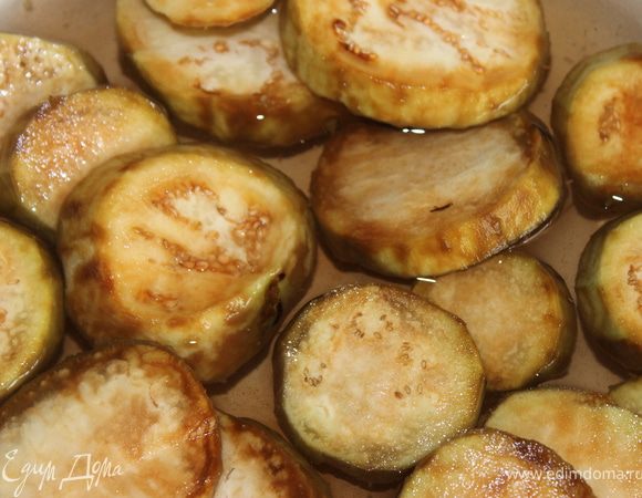 Баклажан очистисть от кожуры, нарезать кружочками и замочить в холодной воде с 1-ой столовой ложкой соли 20 минут.
