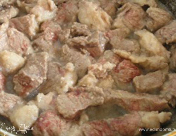 Говядину нарежьте на полоски, обжарьте.