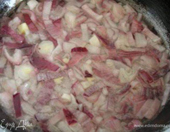 Отдельно обжарьте лук.