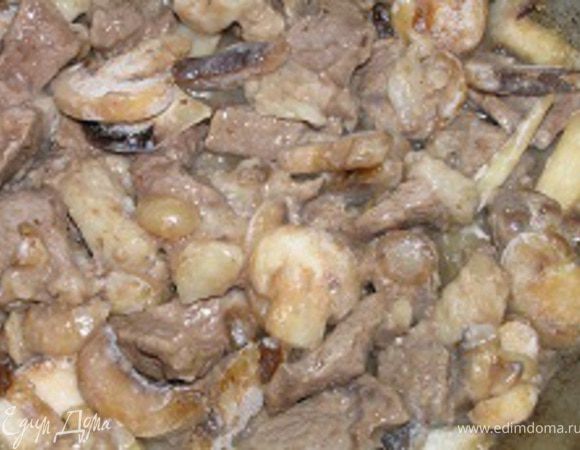 Готовьте 5–7 минут до мягкости грибов. Посолите, поперчите.