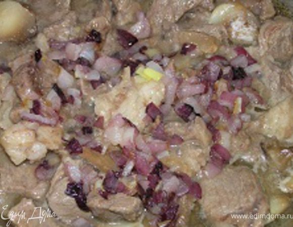 Добавьте обжаренный лук.