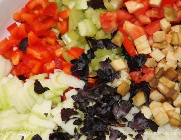 Нарезаем овощи:
лук - кубиками
болгарский перец - кубиками
кабачок - маленькими тонкими ломтиками, можно треугольничками (всё зависит от размера кабачков, главное тонко) 
Помидор - порубить крупно
чеснок - мелко, мелко
базилик порвала руками
баклажан - небольшими кубиками



