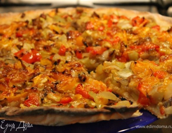 Ну и какая пицца без сыра! Сверху натрите ваш любимый сыр и запекайте эту красоту минут 30 в духовке, разогретой до 250 градусов. у меня чуть дольше получилось из-за особенностей духовки. 