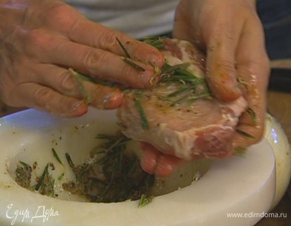 Натереть этой смесью свиные отбивные.