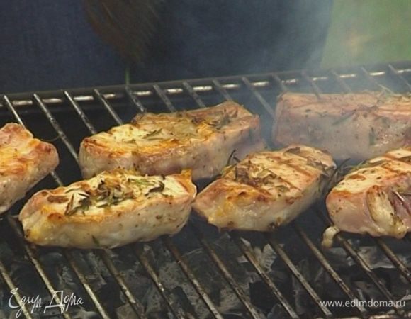 Жарить отбивные на гриле до готовности, время от времени переворачивая.