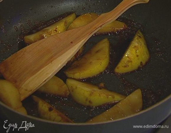Добавить соевый соус и душистый перец, убавить огонь и тушить до готовности груш.