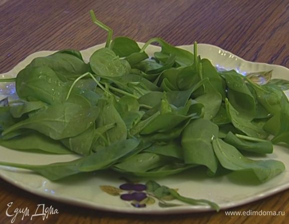 Шпинат разложить на большой тарелке, сбрызнуть лимонным соком и оливковым маслом.
